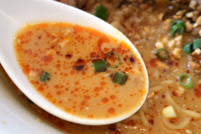 那覇市赤嶺「上海ヌードル＆カフェ珊（さん）」芝麻担々麺（ツーマータンタンメン）のスープ