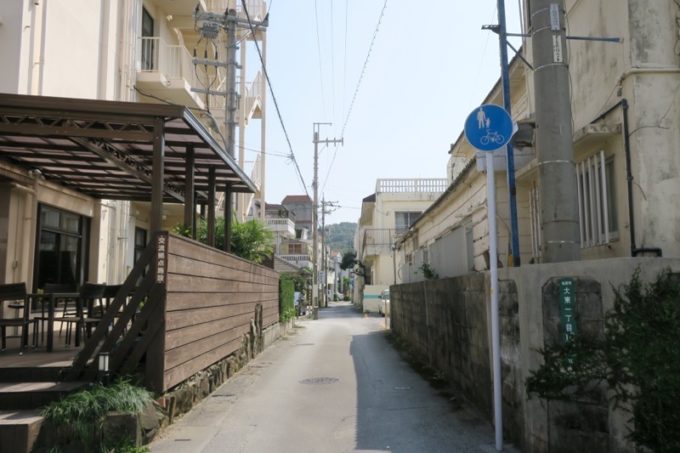 名護の自転車歩行者専用道路沿いにある沖縄そば屋へ。