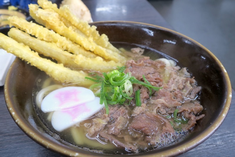 北九州・小倉の「資さんうどん」本店で食べた、肉＆ゴボ天（700円）。