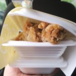 横から見ると、唐揚げが大きすぎて蓋が閉まらない。