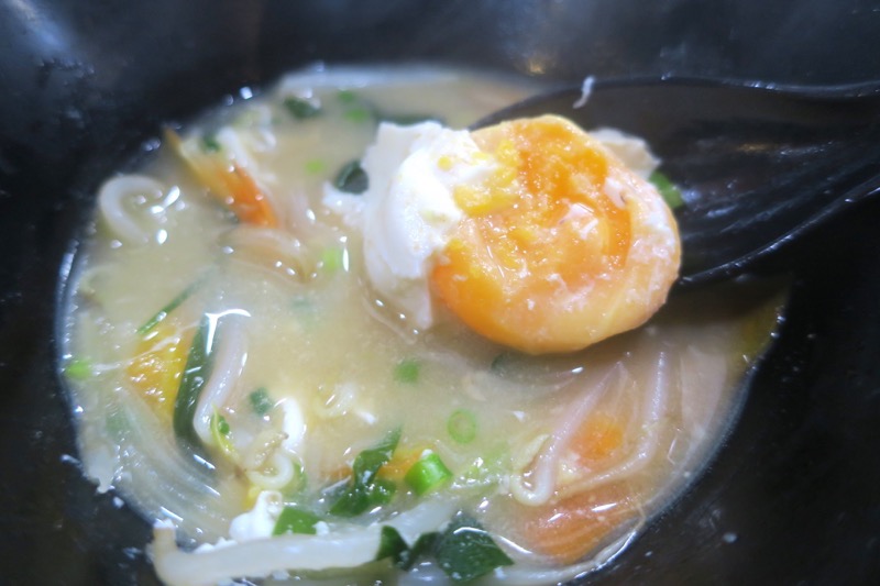 那覇・おもろまち「めし処 月の魚」たっぷり野菜味噌汁定の卵は固茹ででした。