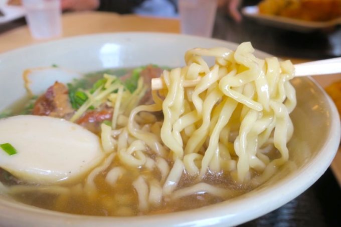 「上間天ぷら沖縄そば店」の麺は平打ちの縮れ麺。