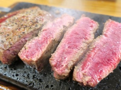 分厚く切り分けると、レアなお肉！溶岩石プレートで好みの焼き加減にしよう。