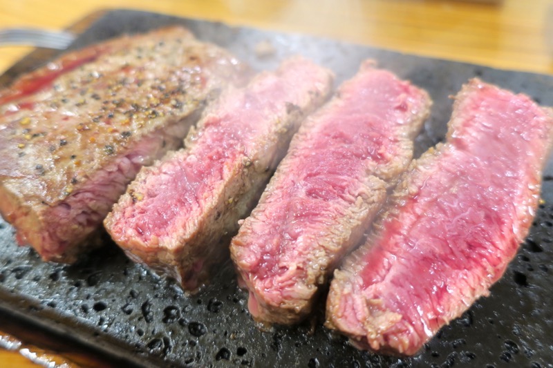 分厚く切り分けると、レアなお肉！溶岩石プレートで好みの焼き加減にしよう。