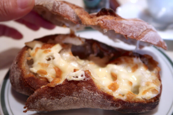 那覇市寄宮「コーヒーシャープ ララミー」チーズトーストのパンはプレタポルテのロデヴを使っている 