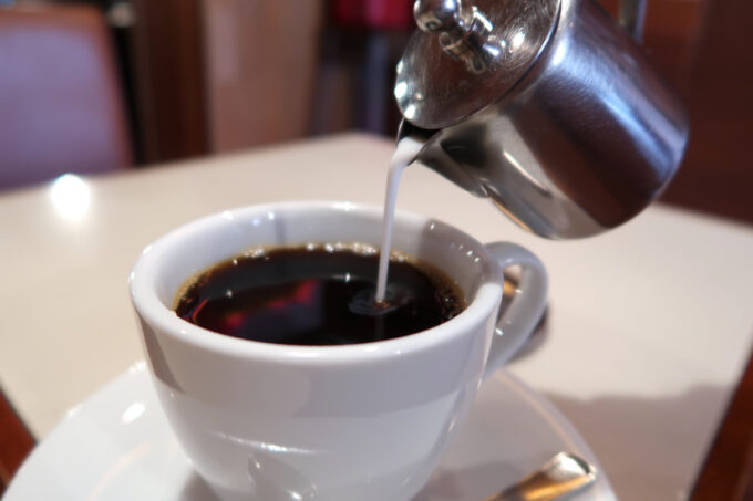 那覇市寄宮「コーヒーシャープ ララミー」セットのコーヒーにミルクを入れる