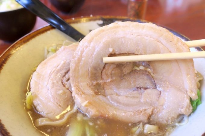 南城市「沖縄そば金太郎」豚はバラ肉を巻いたものが2枚。