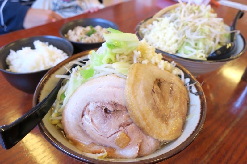 「沖縄そば金太郎」のそー麺（中、野菜マシ、ニンニクマシ、750円）