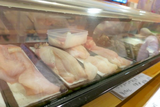 カウンターの冷蔵ケースには、様々な生魚が並んでいる。