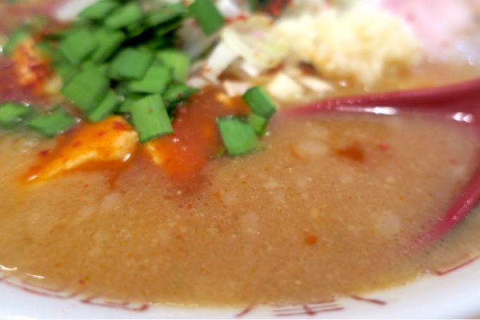スタミナホルモン味噌豚骨のスープはとろみがあり濃厚。