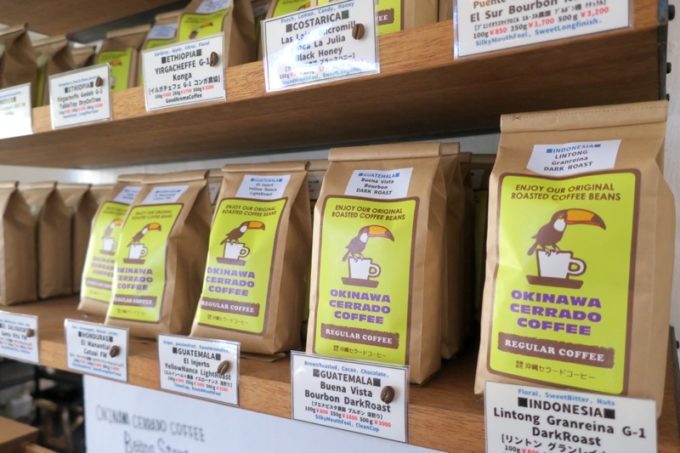 「沖縄セラードコーヒー」では、袋売りのコーヒー豆を販売している（その２）。