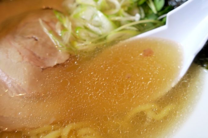 読谷村「麺屋シロサキ」の塩スープは、優しくウマい。最後までスープ飲み干し系。