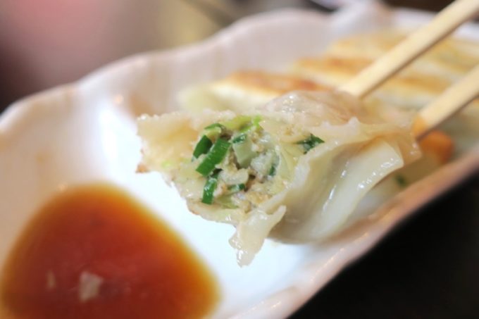 読谷村「麺屋シロサキ」の餃子は、野菜多めでシャキ感あり。お店を訪れたら必ず食べたい。