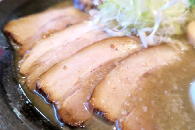 読谷村「麺屋シロサキ」の炙り肉（その1）、とろとろチャーシュー。うまい！