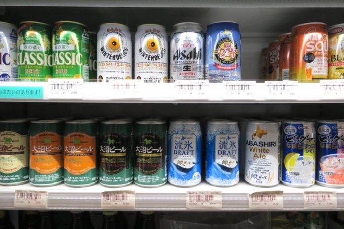 「酒舗 稲村屋」では北海道のクラフトビールを取り扱っている（大沼ビール、すすきのびーる）。