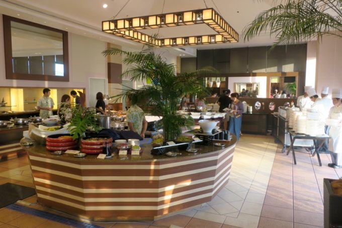 「サザンビーチホテル＆リゾート沖縄」2階にあるレストラン「レイール」の店内。