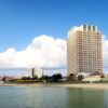 北谷のサンセットビーチ沿いに佇む「ザ・ビーチタワー沖縄」の外観。