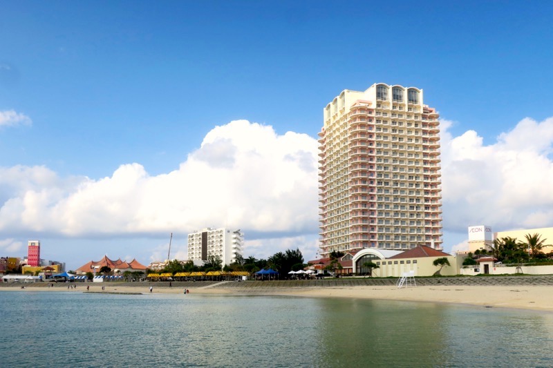 北谷のサンセットビーチ沿いに佇む「ザ・ビーチタワー沖縄」の外観。