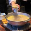 福岡「とり田 博多本店」の水炊き（単品1人前2800円）は店員さんが作ってくれる。