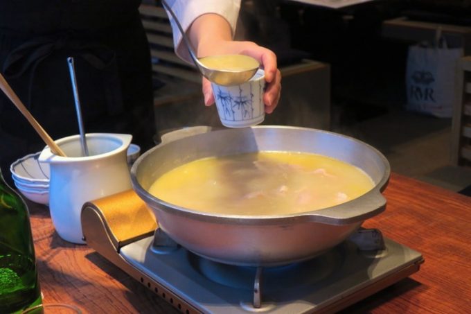 福岡「とり田 博多本店」の水炊き（単品1人前2800円）は店員さんが作ってくれる。