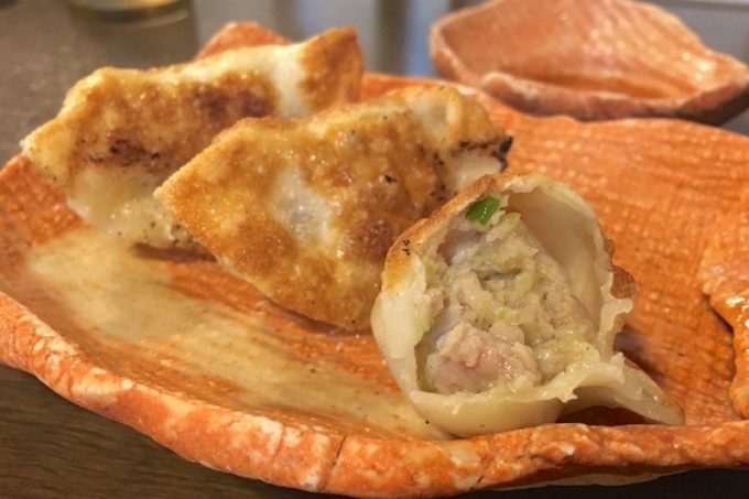 函館・美原「翼餃子」の、麺と一緒にハーフ餃子セット（200円）