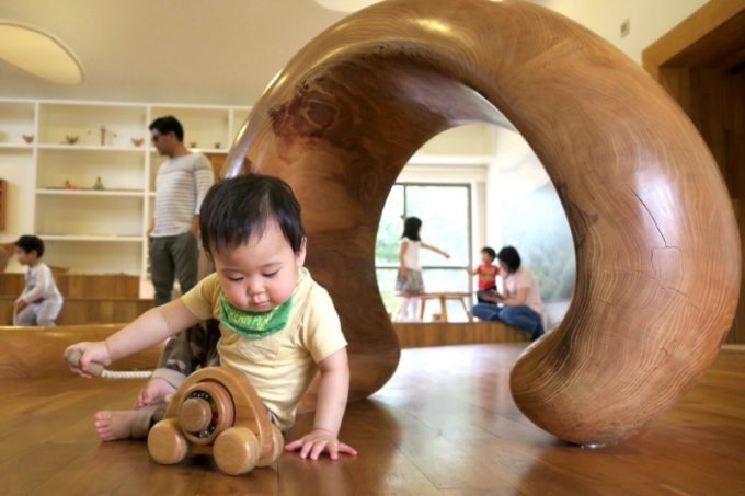 「やんばる森のおもちゃ美術館」で遊ぶお子サマー。