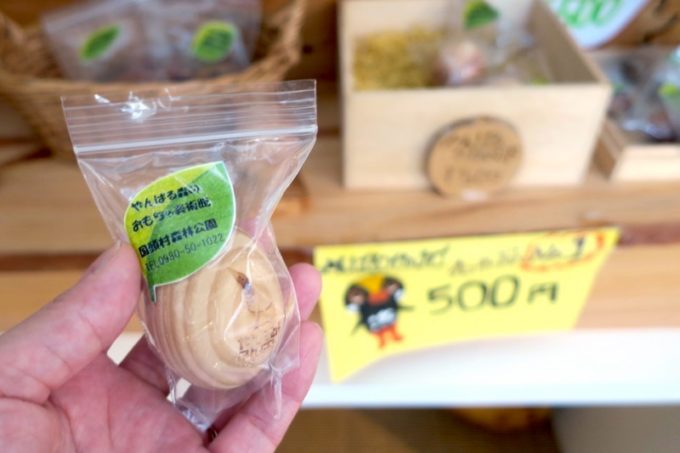 ヤンバルクイナの卵と名付けられた木のおもちゃは1個500円。