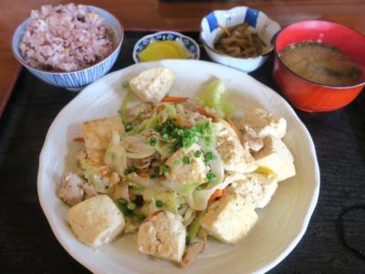 南風原「古民家食堂（こみやしょくどう）」で食べた豆腐ちゃんぷるー定食（750円）