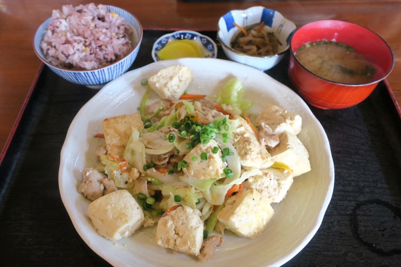 南風原「古民家食堂（こみやしょくどう）」で食べた豆腐ちゃんぷるー定食（750円）
