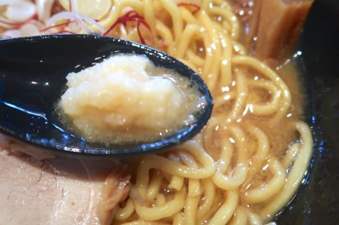 宜野湾「麺恋まうろあ」9月限定麺の味噌・北国にたっぷりのニンニクを投入