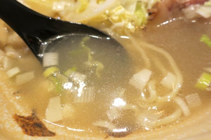 「めで鯛」のスープ。あっさりだが、しっかりと鯛出汁が効いてる。