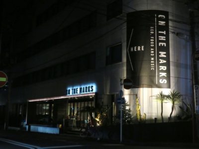 川崎のホテル＆ホステル「オンザマークス（ON THE MARKS）」の夜の外観。