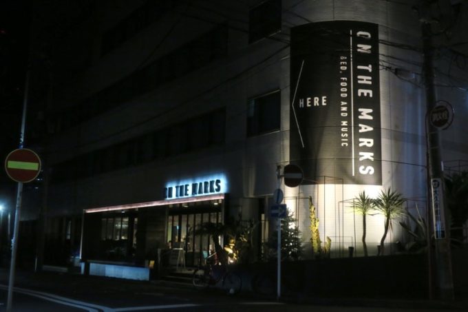 川崎のホテル＆ホステル「オンザマークス（ON THE MARKS）」の夜の外観。