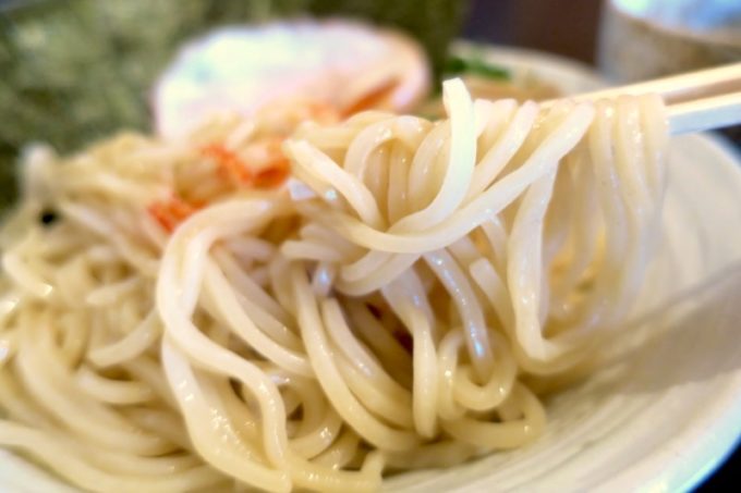 読谷村「麺屋シロサキ」辛つけめんの麺は、ラーメンよりも太めでもっちり。