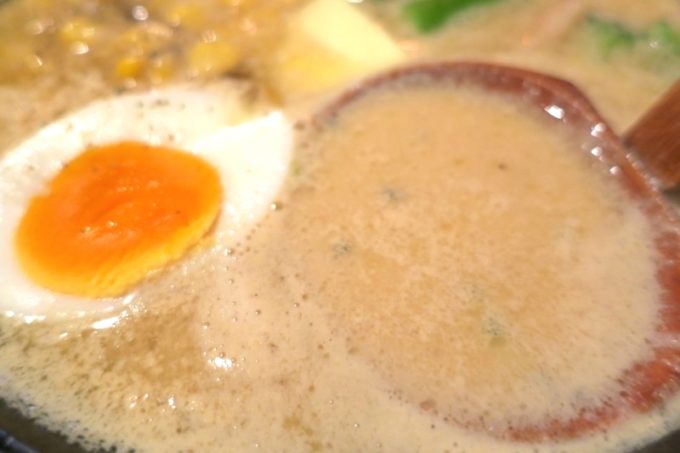 那覇・牧志「天神矢」の白兎（750円）は味噌＋牛乳のマイルドなスープに、バターのコクと風味が加わってウマさしかない。