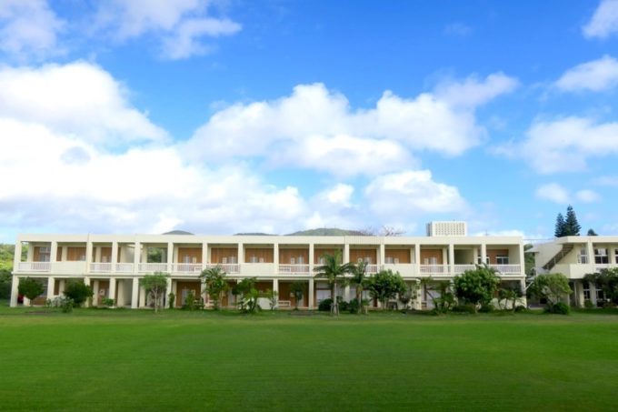 沖縄県今帰仁村「あいあいファーム」は2011年に廃校になった小学校を再利用した宿泊施設だ。
