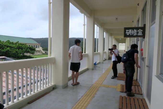 沖縄・今帰仁「あいあいファーム」の見学で歩き回る。