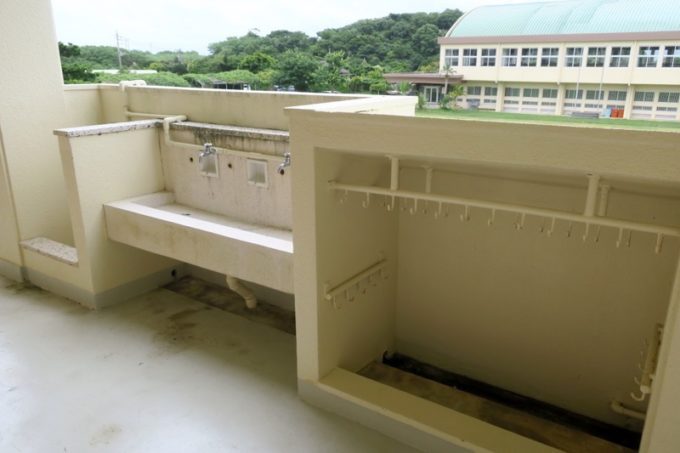 沖縄・今帰仁「あいあいファーム」のところどころに小学校らしさが残っている。