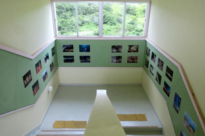 沖縄・今帰仁「あいあいファーム」の階段は小学校らしさが残っている。