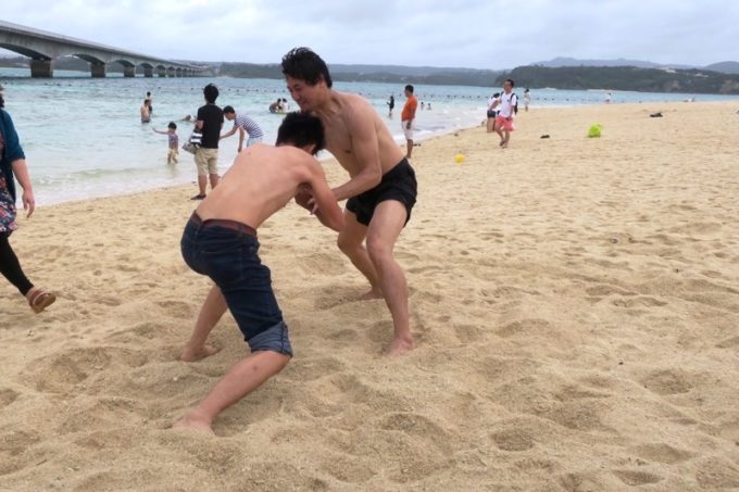 古宇利島のビーチで相撲を取り出すヨッピーたち。