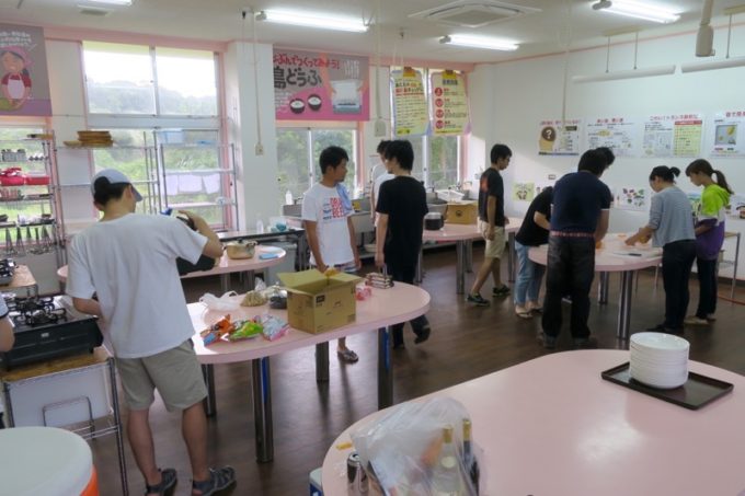 沖縄・今帰仁「あいあいファーム」の宿泊者たちとカレーを作り始める。