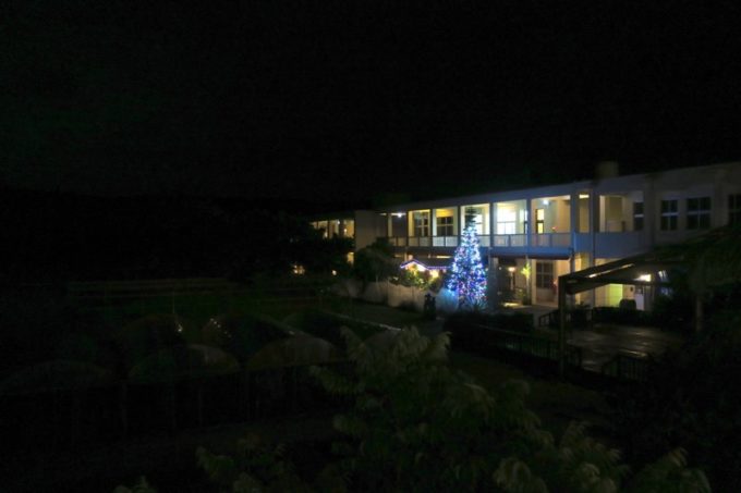 日帰り入浴から戻ってきたら、沖縄・今帰仁「あいあいファーム」はもっと真っ暗になっていた。