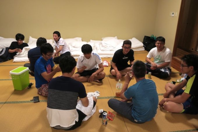 沖縄・今帰仁「あいあいファーム」の団体部屋で酒を飲み交わす参加者たち。