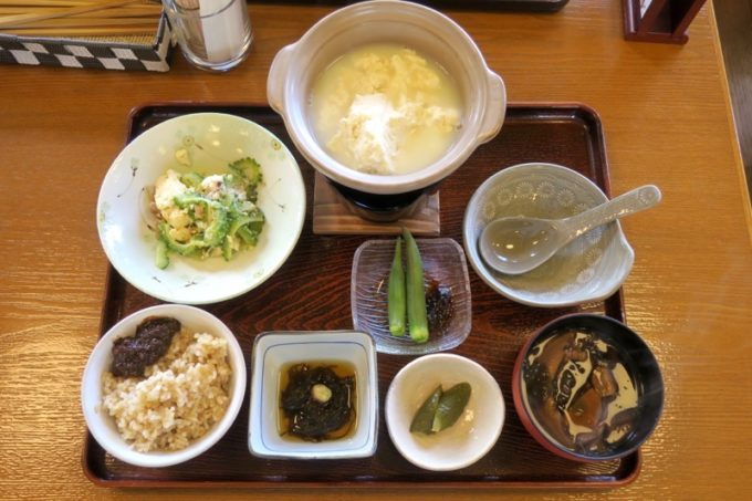 沖縄・今帰仁「あいあいファーム」の朝食は、手作りゆし豆腐御前だった。