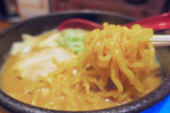 札幌・すすきの「倍煎舎」の黄色い玉子麺は跳ね返りのあるプツンプツン食感。