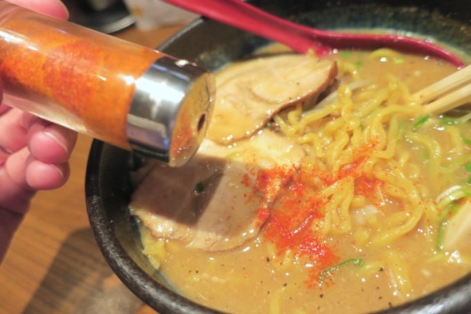 味噌スープには一味がよく合うのだ！