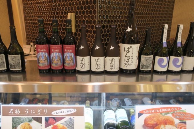 札幌・すすきの「函館 開陽亭 どさんこ家」の入り口に展示していた酒瓶。