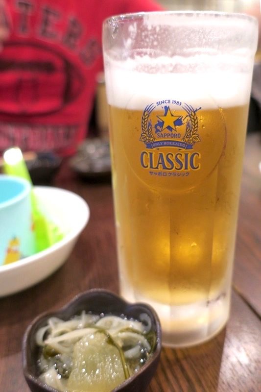 札幌・すすきの「函館 開陽亭 どさんこ家」のたる生ビールはサッポロクラシック（570円）