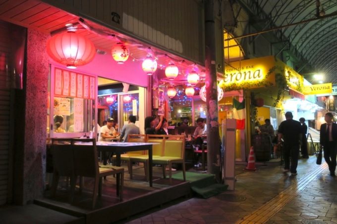那覇・松尾「餃子の店 華」は牧志公設市場横にある。