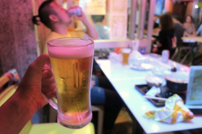 那覇・松尾「餃子の店 華」の外で子守りしながらビールを飲む。